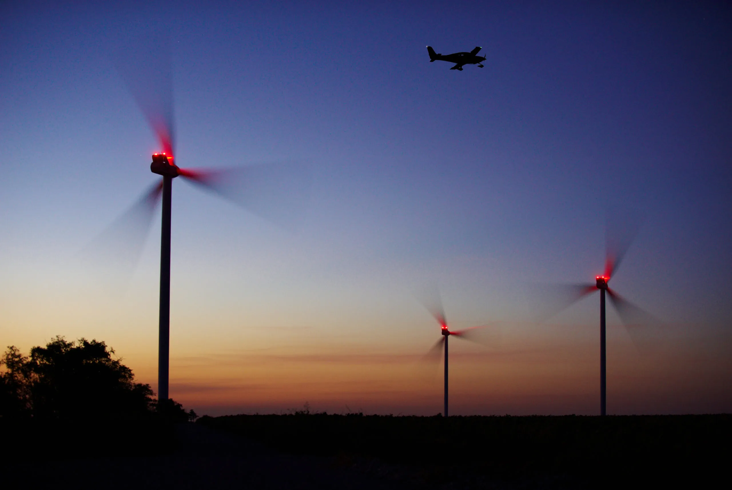 Windpark mit BNK in der Nacht